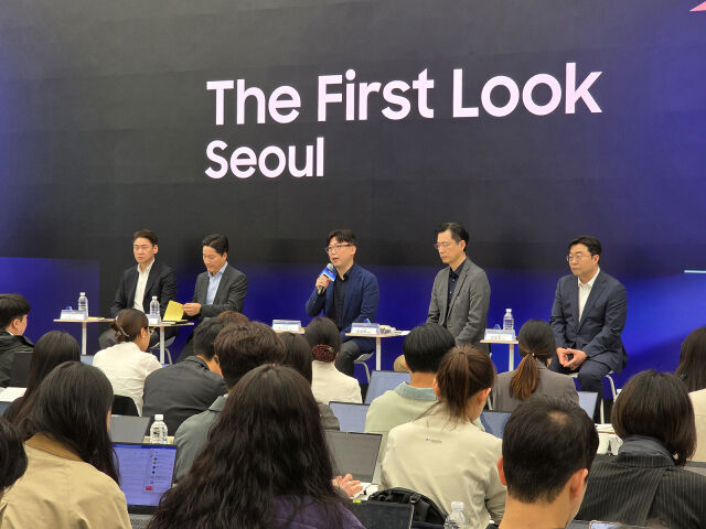 15일 서울 서초구 삼성 강남에서 열린 ‘더 퍼스트룩 서울 2026’에서 (왼쪽부터) 이헌 삼성전자 영상디스플레이사업부 부사장, 손태용 부사장, 용석우 사장, 임성택 한국총괄 부사장, 김용훈 상무가 질의응답에 답변하고 있다. /삼성전자