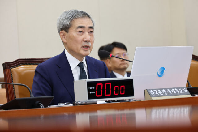 신현송 한국은행 총재 후보자가 15일 서울 여의도 국회 재정경제기획위원회에서 열린 인사청문회에서 의원질의에 답변을 하고 있다. /뉴시스