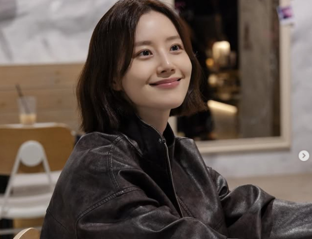 배우 문채원이 15일 자신의 SNS에 올린 자필 손편지를 통해 6월 결혼 소식을 알렸다./문채원 소셜미디어, 블리츠웨이엔터테인먼트