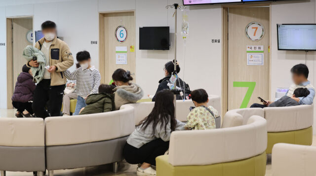 서울 성북구 우리아이들병원 진료실이 진료를 받기 위해 기다리는 어린이들로 붐비고 있다. /뉴시스