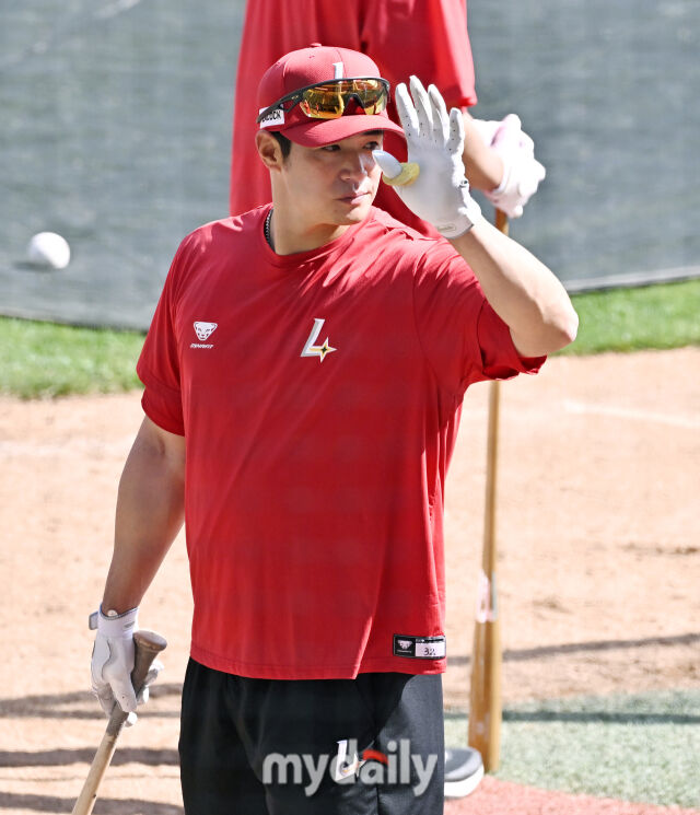 15일 오후 인천 SSG랜더스필드에서 진행된 '2026 프로야구 KBO리그' SSG랜더스와 두산베어스의 경기. SSG 김재환이 경기전 훈련에 참가하고 있다./마이데일리