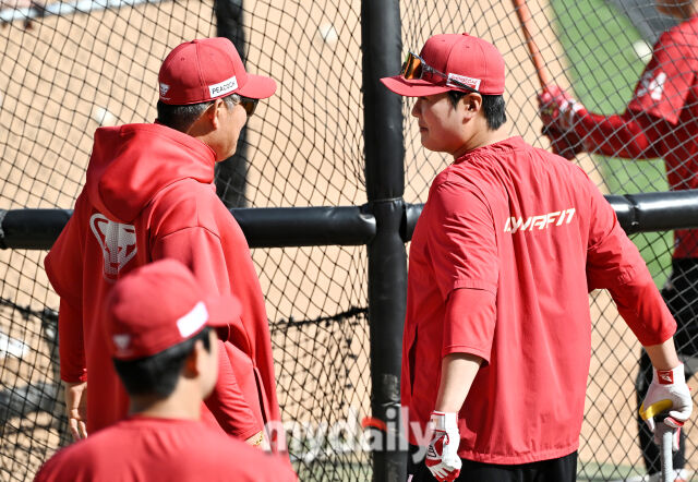 15일 오후 인천 SSG랜더스필드에서 진행된 '2026 프로야구 KBO리그' SSG랜더스와 두산베어스의 경기. SSG 이숭용 감독과 고명준이 경기전 훈련에서 이야기를 나누고 있다./마이데일리