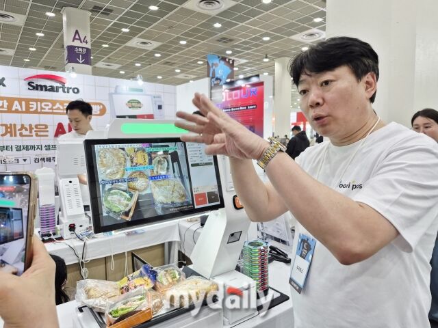 ‘2026 커피 엑스포’에서 김정엽 우리포스 대표가 AI 자동 인식 기기를 소개하고 있다. /방금숙 기자
