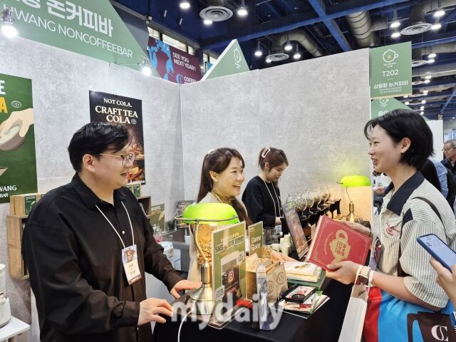 ‘2026 커피 엑스포’ 현장. 삼월황 정겨운 대표가 고객과 소통하고 있다. /방금숙 기자