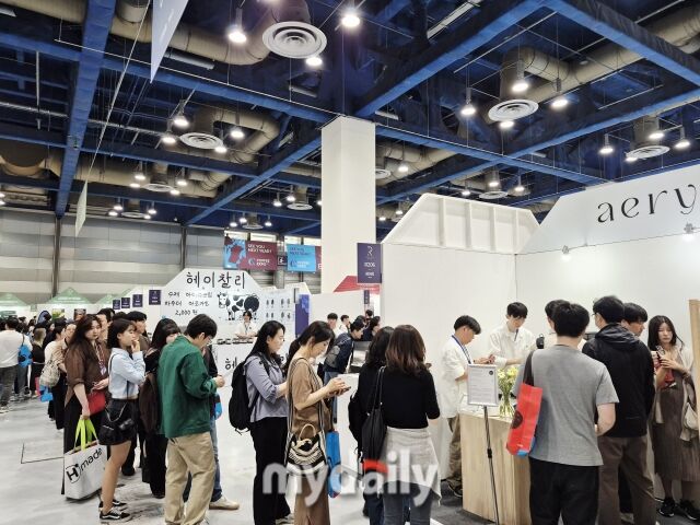 ‘2026 커피 엑스포’ 현장. 부산 유명 카페 에어리 커피를 체험하려는 관람객들로 긴 줄이 늘어서 있다. /방금숙 기자