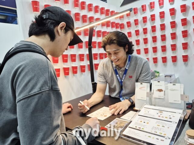 ‘2026 커피 엑스포’ 현장. 류정헌 레드플랜트 대표가 고객 설문을 진행하고 있다. /방금숙 기자