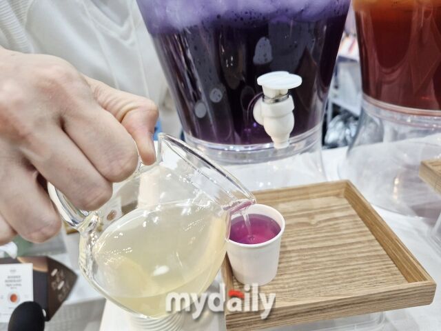 블렌딩 티 브랜드 ‘알디프’는 보라색 차에 레몬 콤부차를 더해 색이 변하는 퍼포먼스를 선보였다. /방금숙 기자