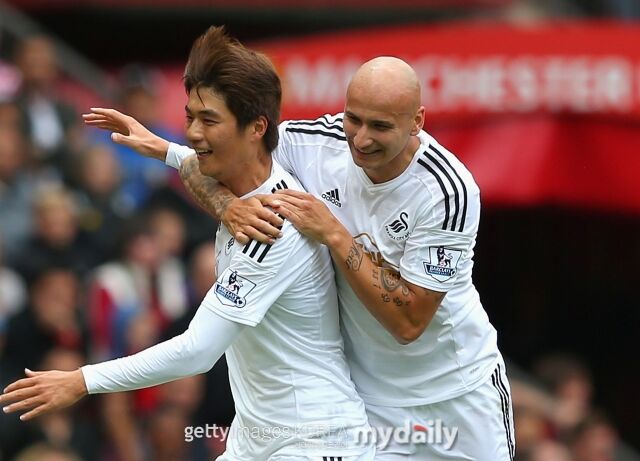 기성용(왼쪽)과 존조 셸비./게티이미지코리아