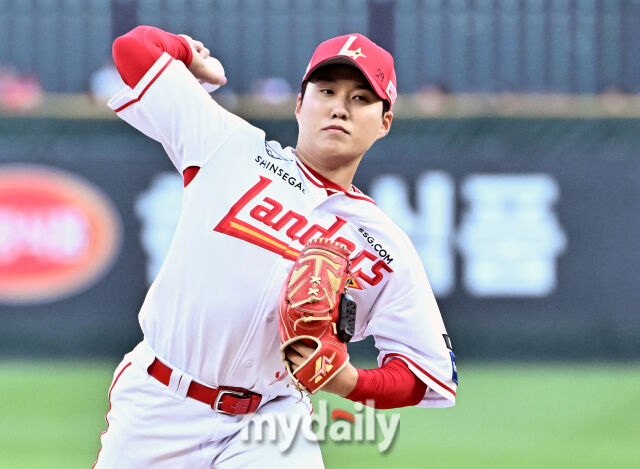 15일 오후 인천 SSG랜더스필드에서 진행된 '2026 프로야구 KBO리그' SSG랜더스와 두산베어스의 경기. SSG 선발투수 최민준이 역투하고 있다./인천 = 송일섭 기자