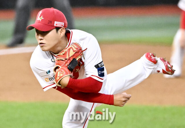 15일 오후 인천 SSG랜더스필드에서 진행된 '2026 프로야구 KBO리그' SSG랜더스와 두산베어스의 경기. SSG 최민준이 선발등판해 역투하고 있다./인천 = 송일섭 기자