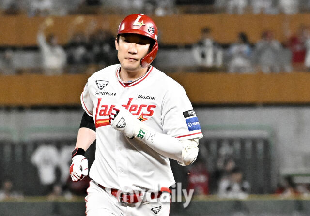 15일 오후 인천 SSG랜더스필드에서 진행된 '2026 프로야구 KBO리그' SSG랜더스와 두산 베어스의 경기. SSG 오태곤이 6회말 선두타자로 나서 솔로홈런을 터뜨린 뒤 베이스를 돌고 있다./송일섭 기자