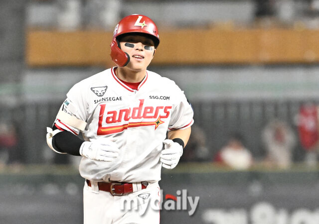 15일 오후 인천 SSG랜더스필드에서 진행된 '2026 프로야구 KBO리그' SSG랜더스와 두산베어스의 경기. SSG 정준재가 8회말 2사에서 솔로홈런을 터뜨린 뒤 베이스를 돌고 있다./인천 = 송일섭 기자