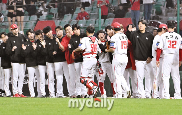 15일 오후 인천 SSG랜더스필드에서 진행된 '2026 프로야구 KBO리그' SSG랜더스와 두산베어스의 경기. SSG 선수들이 6-0으로 승리한 뒤 환호하고 있다./인천 = 송일섭 기자