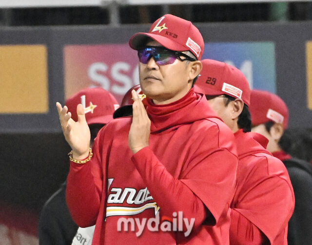 15일 오후 인천 SSG랜더스필드에서 진행된 '2026 프로야구 KBO리그' SSG랜더스와 두산베어스의 경기. SSG 이숭용 감독이 6-0으로 승리한 뒤 환호하고 있다./인천 = 송일섭 기자