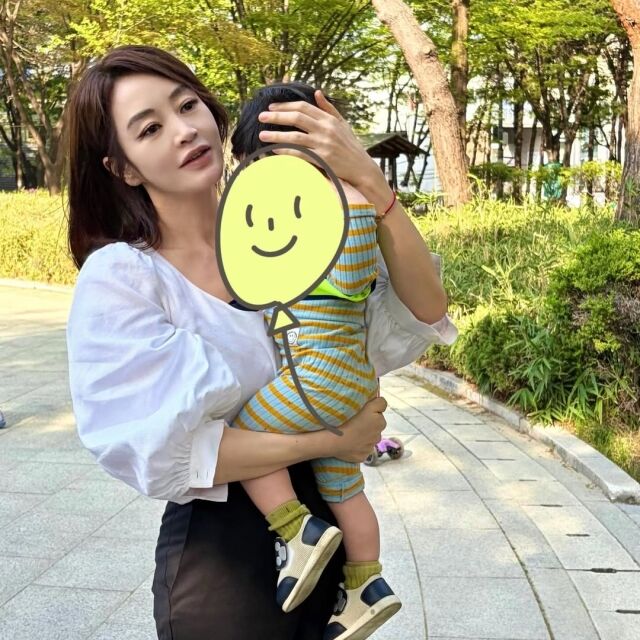 김혜수가 아이들과 함께한 순간을 공개했다. / 김혜수 SNS