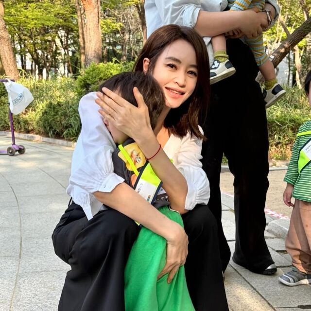 김혜수가 아이들과 함께한 순간을 공개했다. / 김혜수 SNS