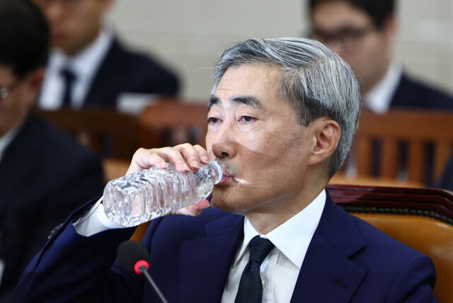 신현송 한국은행 총재 후보자가 15일 국회 재정경제기획위원회에서 열린 인사청문회에서 물을 마시고 있다. /뉴시스