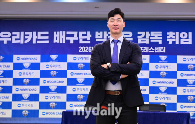 2026년 4월 16일 오전 서울 한국프레스센터에서 '우리카드 배구단 박철우 감독 취임 기자회견'이 열렸다. 박철우 감독이 포즈를 취하고 있다.<br><br>박철우는 현대캐피탈, 삼성화재, 한국전력에서 총 19시즌 뛰며 564경기 통산 6,623득점을 기록한 V리그 레전드다. 2023-2024시즌을 끝으로 은퇴한 뒤 방송 해설자로 활동하다 2025-2026시즌 우리카드 코치로 합류했다, 그리고 지도자 생활 1년 만에 제5대 우리카드 감독으로 선임됐다.