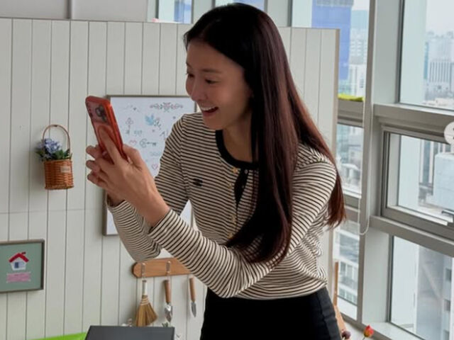 이시영이 사진을 찍고 있는 딸을 카메라에 담았다. / 이시영 소셜미디어 