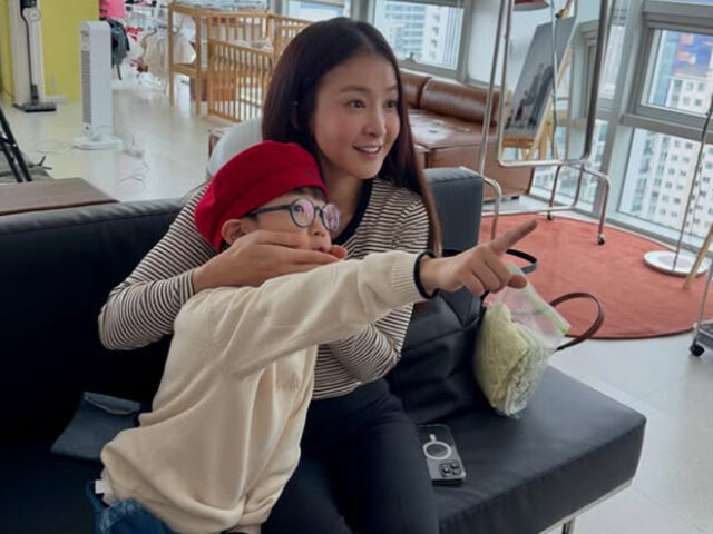 이시영이 아들과 다정한 시간을 보내고 있다. / 이시영 소셜미디어 