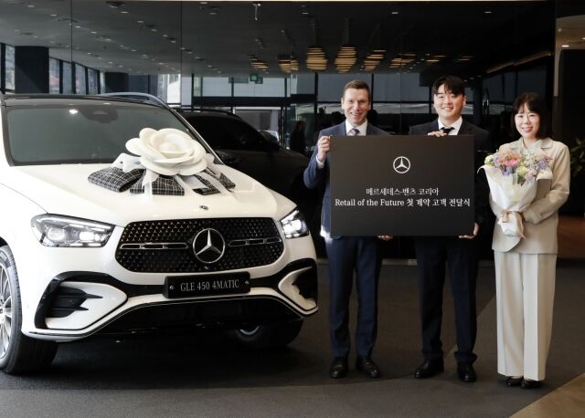 메르세데스-벤츠 코리아가 ‘리테일 오브 더 퓨처’ 전환 후 국내 첫 계약 고객 차량 인도식을 개최했다. /벤츠코리아