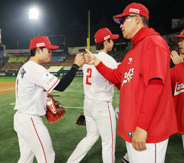 15일 경기 후 하이파이브하는 정준재(왼쪽)와 이숭용 감독./SSG 랜더스