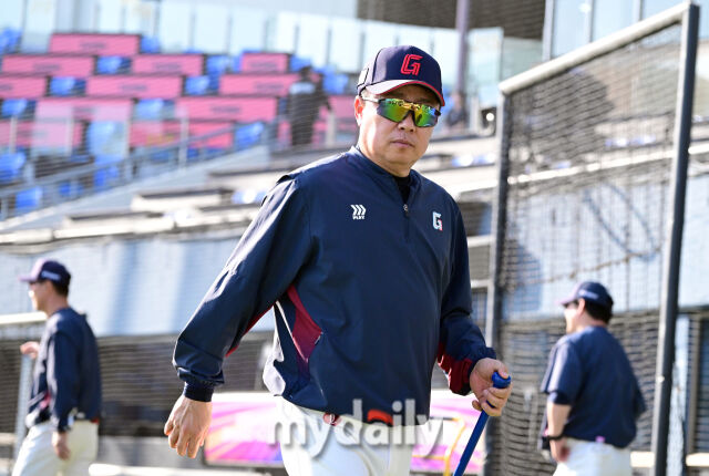 2026년 4월 16일 오후 서울 잠실구장에서 열린 '2026 신한 SOL KBO리그' 롯데 자이언츠와 LG 트윈스의 경기. 롯데 김태형 감독이 선수들의 훈련을 지켜보고 있다./마이데일리