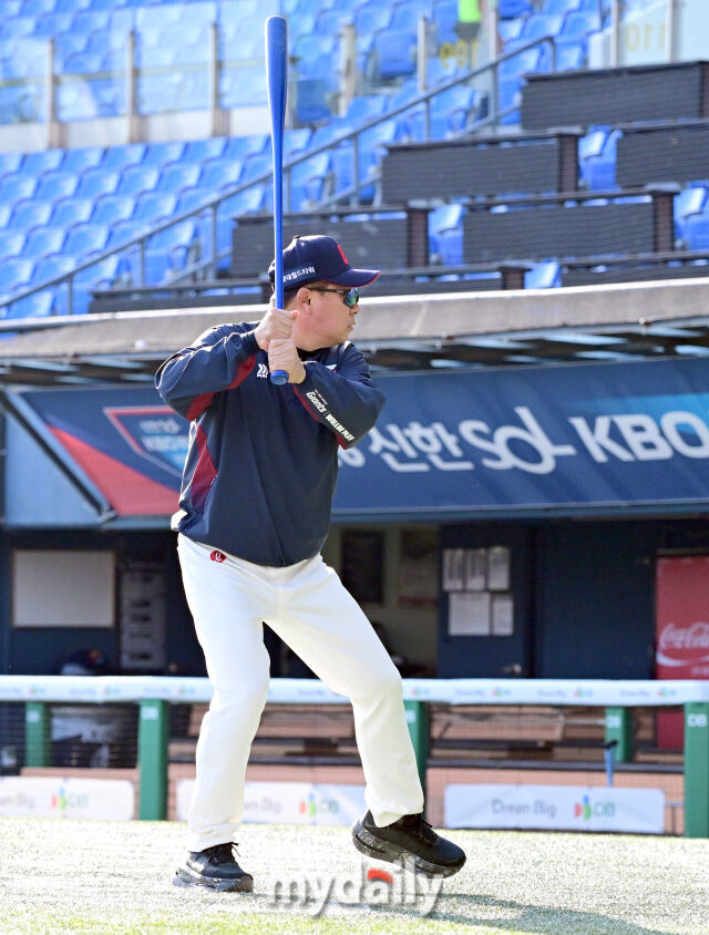 2026년 4월 16일 오후 서울 잠실구장에서 열린 '2026 신한 SOL KBO리그' 롯데 자이언츠와 LG 트윈스의 경기. 롯데 김태형 감독이 타격 시범을 보이고 있다./마이데일리