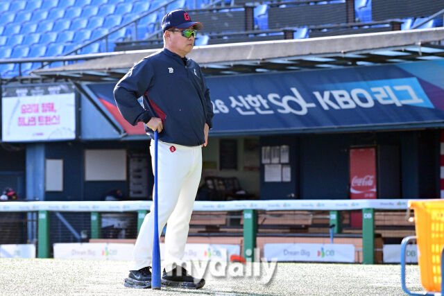 2026년 4월 16일 오후 서울 잠실구장에서 열린 '2026 신한 SOL KBO리그' 롯데 자이언츠와 LG 트윈스의 경기. 롯데 김태형 감독이 선수들의 훈련을 지켜보고 있다./마이데일리