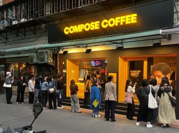 이달 14일 문을 연 컴포즈커피 대만 1호점. /컴포즈커피