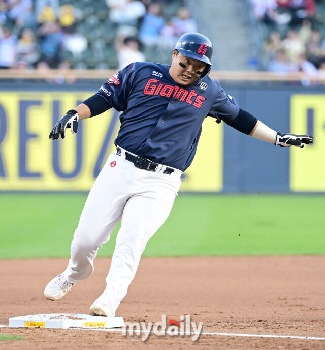 2026년 4월 16일 오후 서울 잠실구장에서 열린 '2026 신한 SOL KBO리그' 롯데 자이언츠와 LG 트윈스의 경기. 롯데 1루 주자 한동희가 1회초 2사 1.3루서 윤동희의 1타점 2루타 때 3루를 밟고 있다./마이데일리