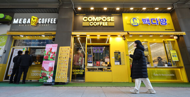 서울 시내 한 상가에 입점한 저가 커피 브랜드 매장들의 모습. /뉴시스