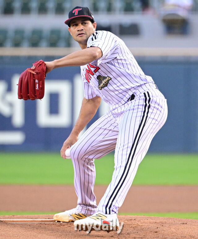 LG 선발투수 치리노스가 역투하고 있다./마이데일리