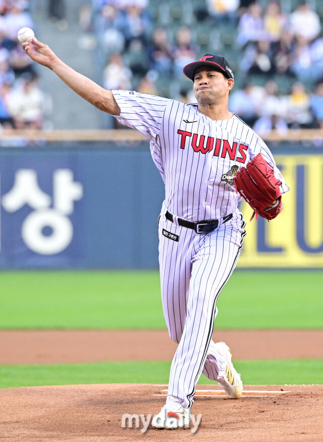 2026년 4월 16일 오후 서울 잠실구장에서 열린 '2026 신한 SOL KBO리그' 롯데 자이언츠와 LG 트윈스의 경기. LG 선발투수 치리노스가 역투하고 있다./잠실=유진형 기자 zolong@mydaily.co.kr