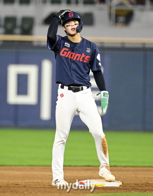 2026년 4월 16일 오후 서울 잠실구장에서 열린 '2026 신한 SOL KBO리그' 롯데 자이언츠와 LG 트윈스의 경기. 롯데 1루 주자 한태양이 3회초 2사 1.3루서 2루 도루를 성공한 뒤 더그아웃 사인을 확인하고 있다./마이데일리