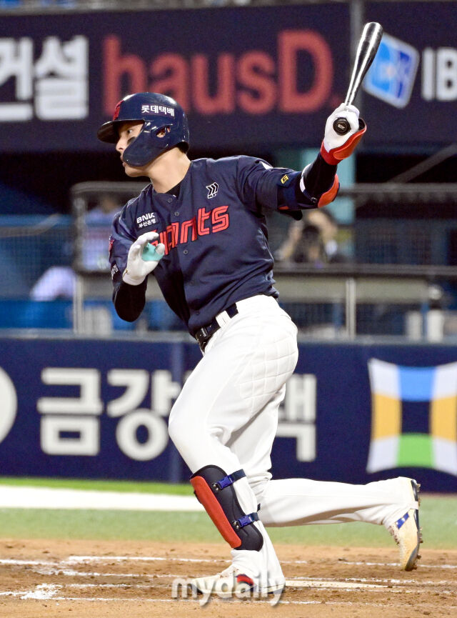 2026년 4월 16일 오후 서울 잠실구장에서 열린 '2026 신한 SOL KBO리그' 롯데 자이언츠와 LG 트윈스의 경기. 롯데 윤동희가 3회초 1사 1루서 안타를 치고 있다./마이데일리