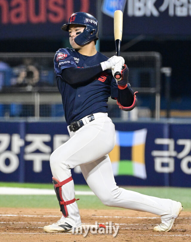 2026년 4월 16일 오후 서울 잠실구장에서 열린 '2026 신한 SOL KBO리그' 롯데 자이언츠와 LG 트윈스의 경기. 롯데 한태양이 5회초 1사 1루서 2루수 직선타로 아웃되고 있다./유진형 기자