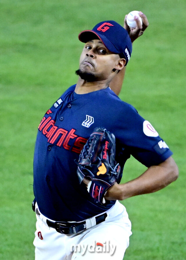 2026년 4월 16일 오후 서울 잠실구장에서 열린 '2026 신한 SOL KBO리그' 롯데 자이언츠와 LG 트윈스의 경기. 롯데 선발투수 로드리게스가 역투하고 있다./마이데일리