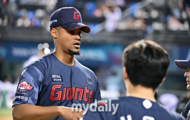 2026년 4월 16일 오후 서울 잠실구장에서 열린 '2026 신한 SOL KBO리그' 롯데 자이언츠와 LG 트윈스의 경기. 롯데 선발투수 로드리게스가 5이닝 3실점 투구를 한 뒤 더그아웃으로 들어가고 있다./마이데일리