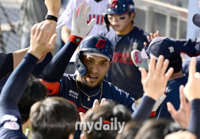 2026년 4월 16일 오후 서울 잠실구장에서 열린 '2026 신한 SOL KBO리그' 롯데 자이언츠와 LG 트윈스의 경기. 롯데 레이예스가 6회초 2사 1루서 동점 2점 홈런을 친 뒤 동료들의 축하를 받고 있다./마이데일리
