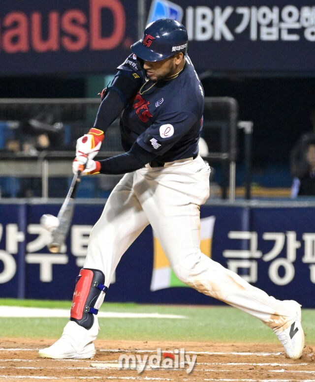 2026년 4월 16일 오후 서울 잠실구장에서 열린 '2026 신한 SOL KBO리그' 롯데 자이언츠와 LG 트윈스의 경기. 롯데 레이예스가 6회초 2사 1루서 동점 2점 홈런을 치고 있다./잠실=유진형 기자 zolong@mydaily.co.kr