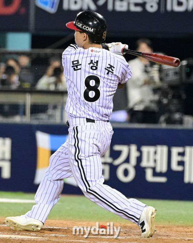 2026년 4월 16일 오후 서울 잠실구장에서 열린 '2026 신한 SOL KBO리그' 롯데 자이언츠와 LG 트윈스의 경기. LG 문성주가 6회말 2사 만루서 2타점 적시타를 치고 있다./잠실=유진형 기자 zolong@mydaily.co.kr