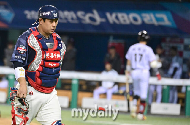 2026년 4월 16일 오후 서울 잠실구장에서 열린 '2026 신한 SOL KBO리그' 롯데 자이언츠와 LG 트윈스의 경기. 롯데 유강남이 7회말 수비를 마친 뒤 더그아웃으로 들어가고 있다./유진형 기자