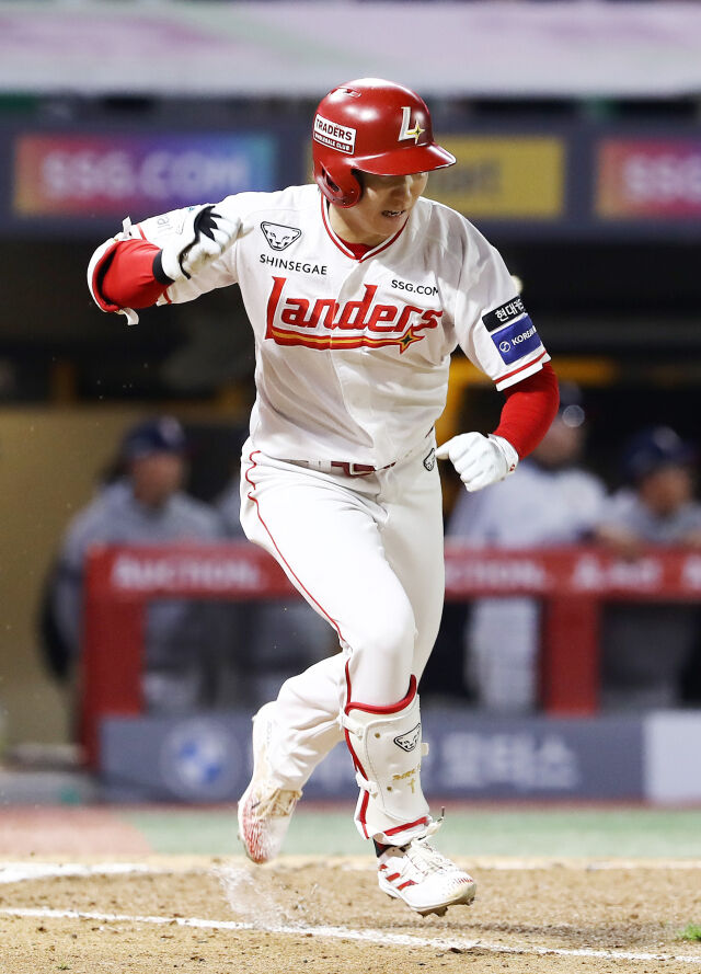 역전타를 날리고 포효하는 박성한./SSG 랜더스