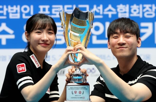 지난해 첫 대회 우승자에 오른 최혜미(LPBA·웰컴저축은행)과 남윤형 동호인./PBA