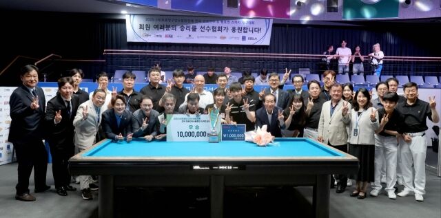 지난해 첫 대회 시상식 후 관계자들이 기념 촬영 하고 있다./PBA