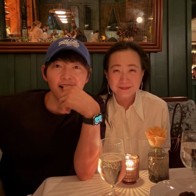 배우 송중기(왼쪽)가 미국에서 작가 이민진과 만남을 가졌다. / 이민진 소셜미디어