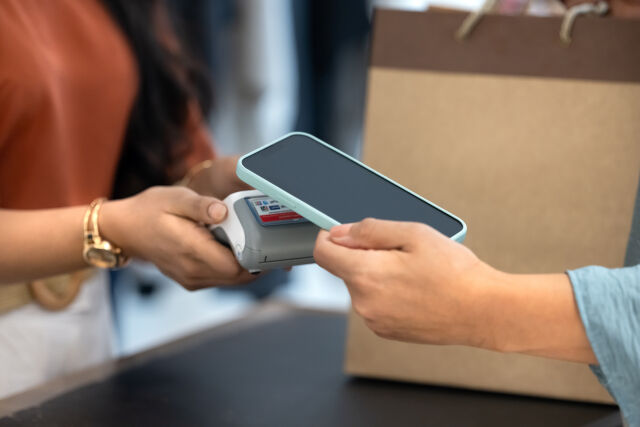 17일 한국은행에 따르면 지난해 간편지급 서비스 하루 평균 이용 횟수는 3557만건, 이용 금액은 1조1052억5000만원으로 전년 대비 각각 14.9%, 14.6% 증가했다. /게티이미지뱅크