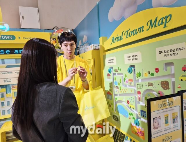 2층 브랜드 부스에서 방문객이 제품 테스트와 이벤트에 참여하고 있다. /방금숙 기자