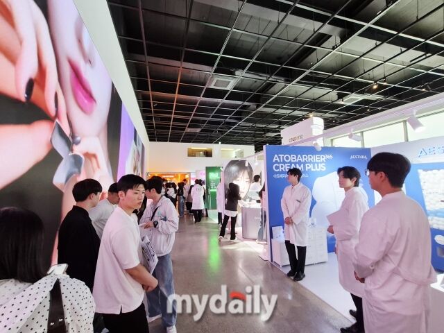 행사장을 찾은 방문객들이 브랜드 부스를 돌며 제품을 직접 체험하고 있다. /방금숙 기자